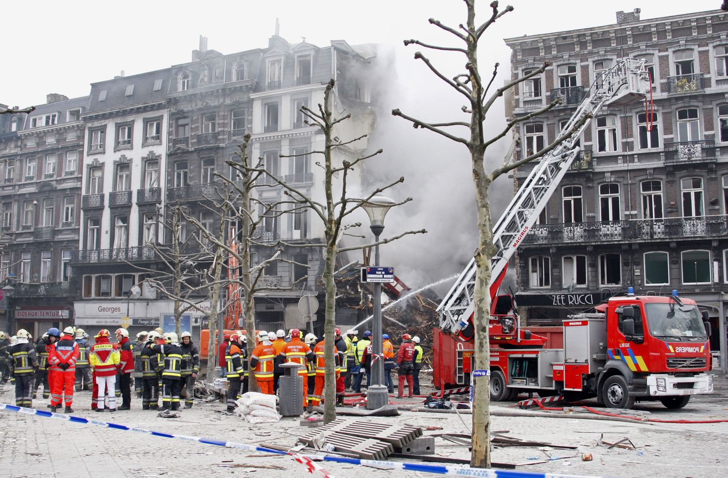 Tuletõrjujad ja päästeametnikud eile Liège'is.