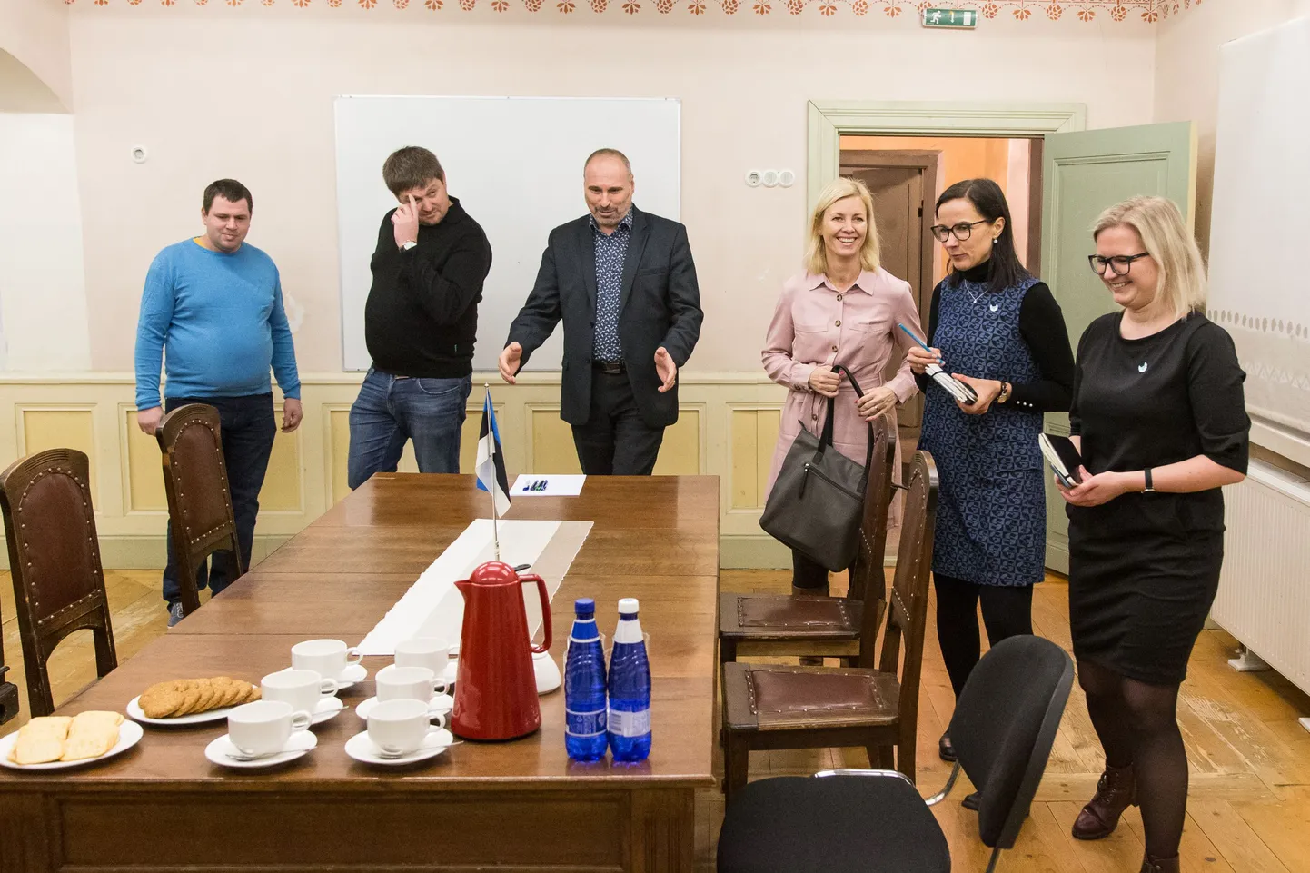 Представители волости Март Кивистик, Арно Страух и Виктор Рауам, а также учителя Хелена Пайст, Ану Вау и Марилийс Рандмер вели переговоры в начале января. Однако понимания в то время достигнуто не было, противостояние между школой и властями Люганузеской волости продолжается.