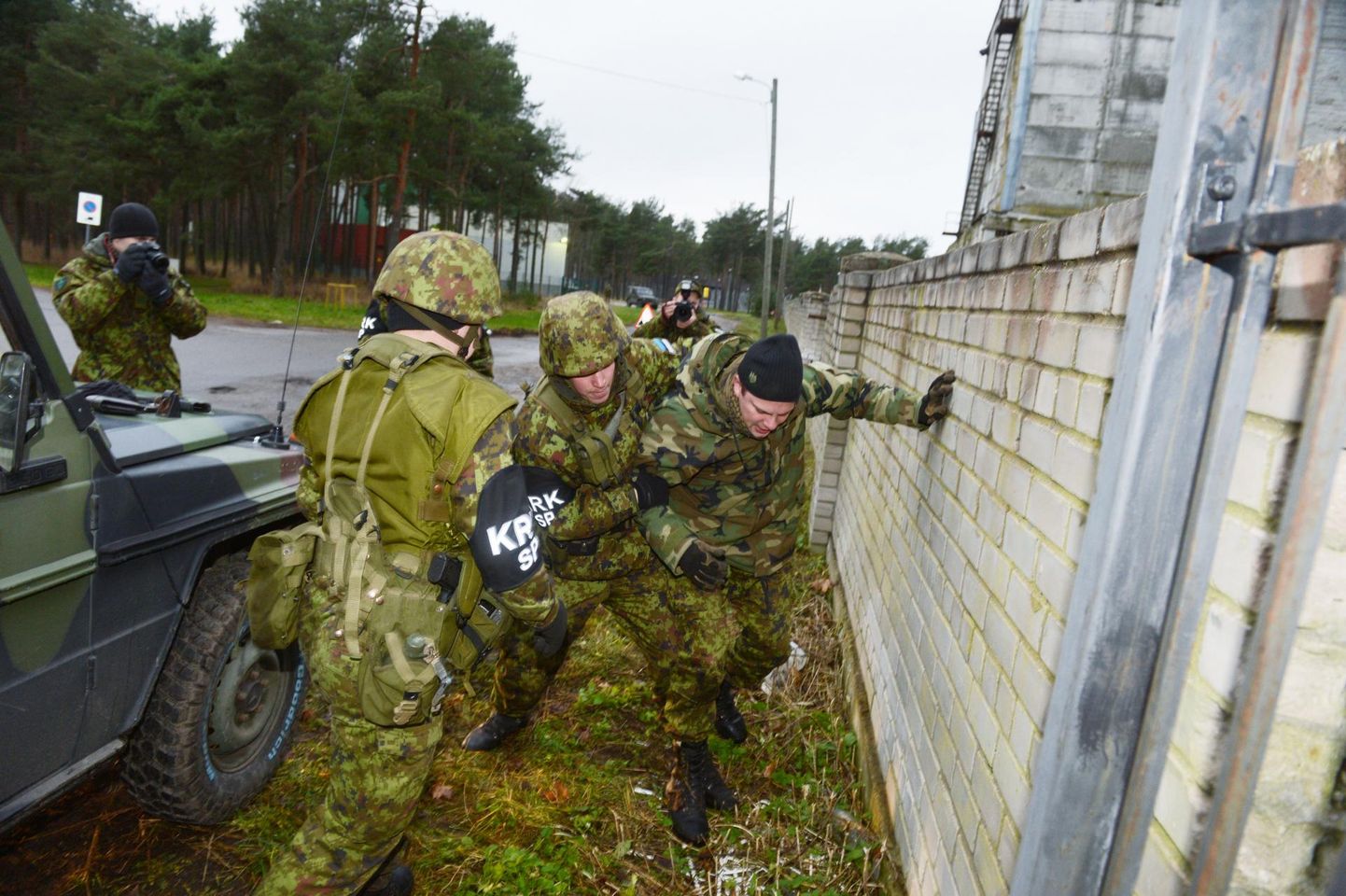 Sõjaväepolitsei harjutus Hiiul Kaitseliidu Tallinna Maleva lähedal asuval Plangu tänaval.