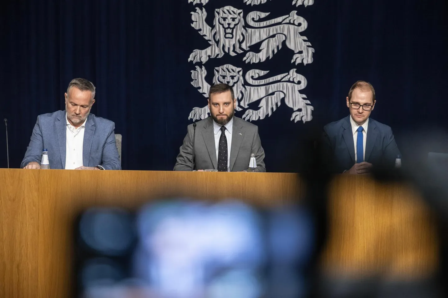 Nordic Aviation Groupi tegevjuht Remco Althuis (fotol vasakult), taristuminister Vladimir Svet ja majandusministeeriumi kantsler Sander Salmu teatasid eilsel pressikonverentsil, et riikliku lennufirmaga Nordica on kõik.