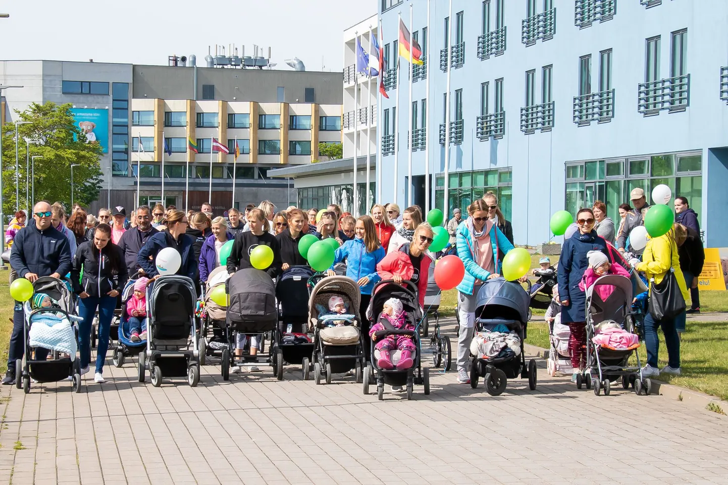 KES JALGSI, KES RATASTEL: Lastekaitsepäeva käruralli meelitas rajale oodatust rohkem osalejaid.