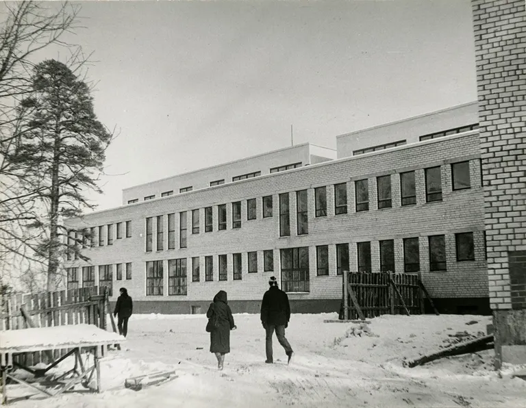 Vaade Aravete Keskkooli esiküljele, 1986.