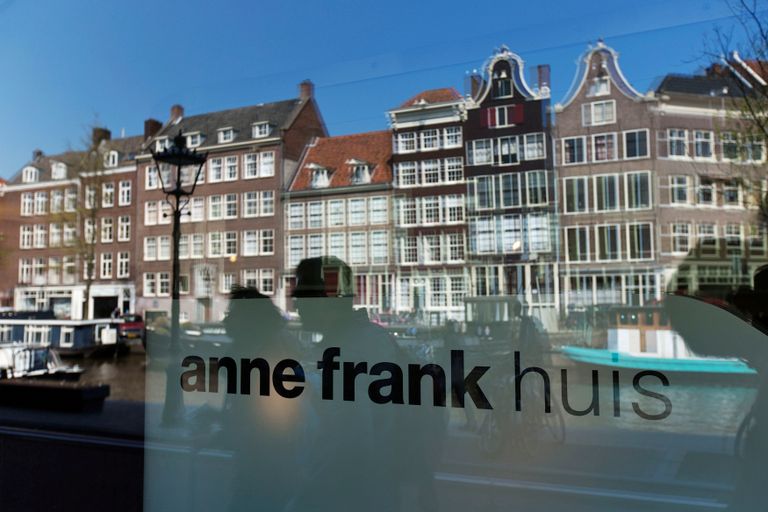 Anne Franki majamuuseumi aknalt peegeldumas Amsterdami majad