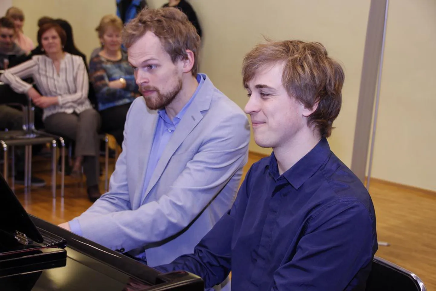 Kohtumisel Mai koolis mängisid Jakob Teppo ja Johan Randvere klaveril neljal käel.