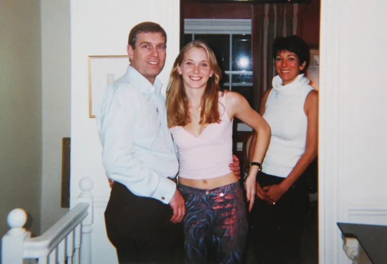 Pilt, millel prints Andrew hoiab Virginia Giuffre'i ümber kinni. Taga on Jeffery Epsteini kunagine kallim Ghislaine Maxwell