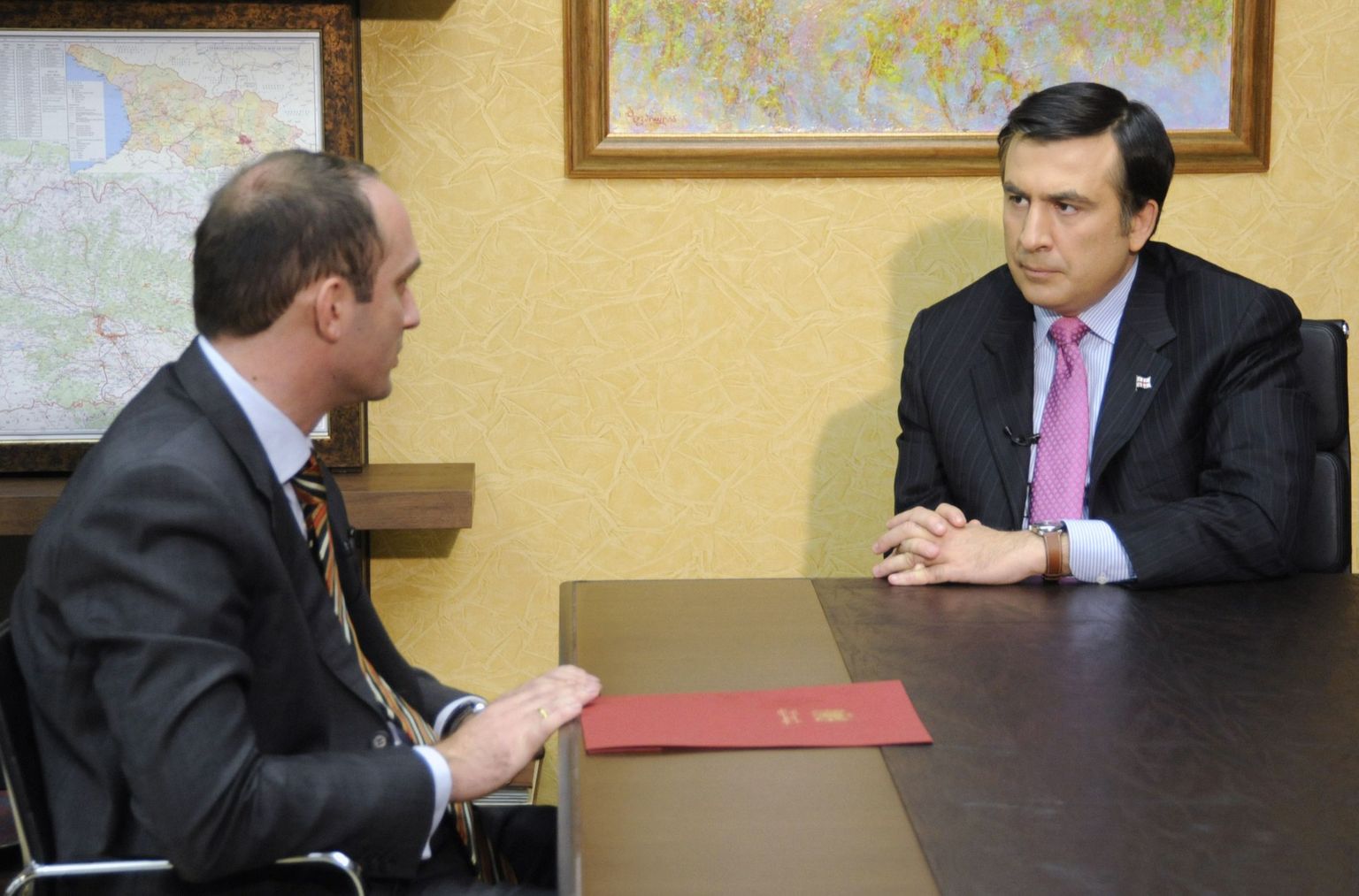 Gruusia president Mihheil Saakašvili rääkimas peaminister Grigol Mgaloblišviliga.