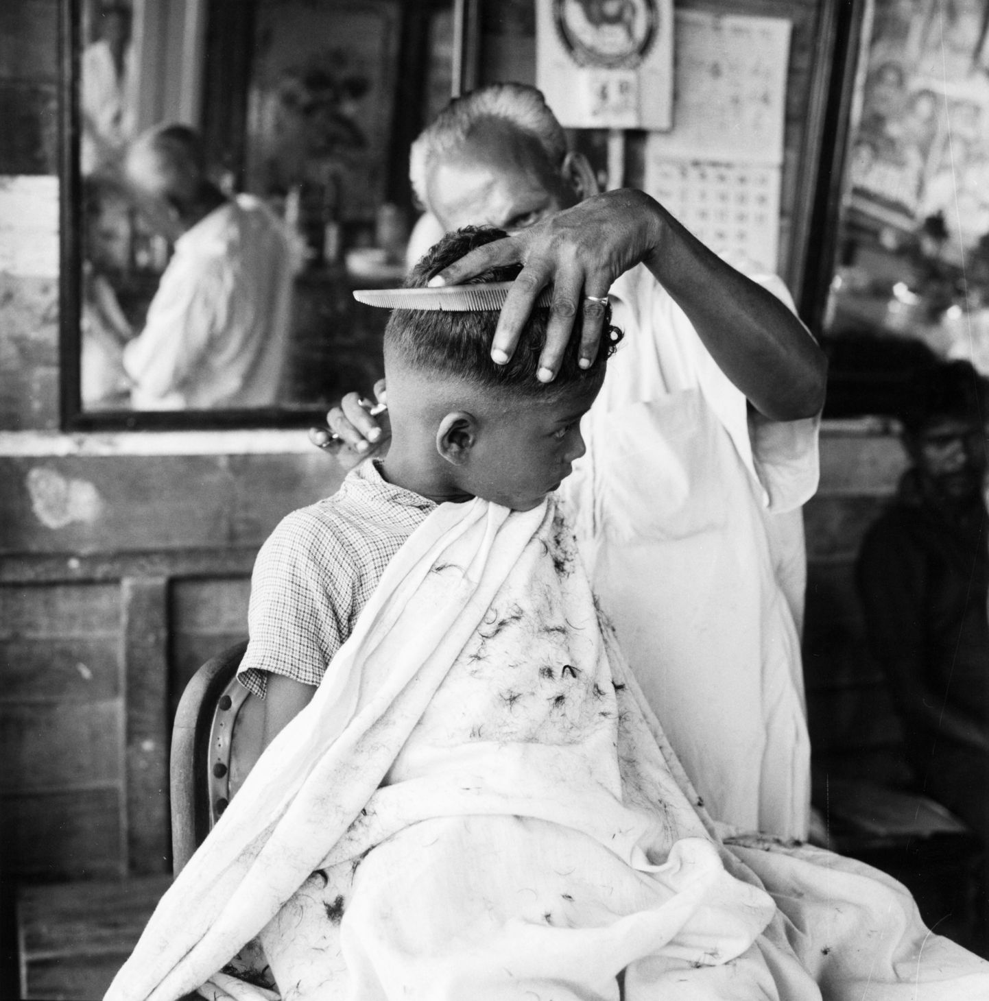 Poiss juuksuris. Pilt on illustreeriv