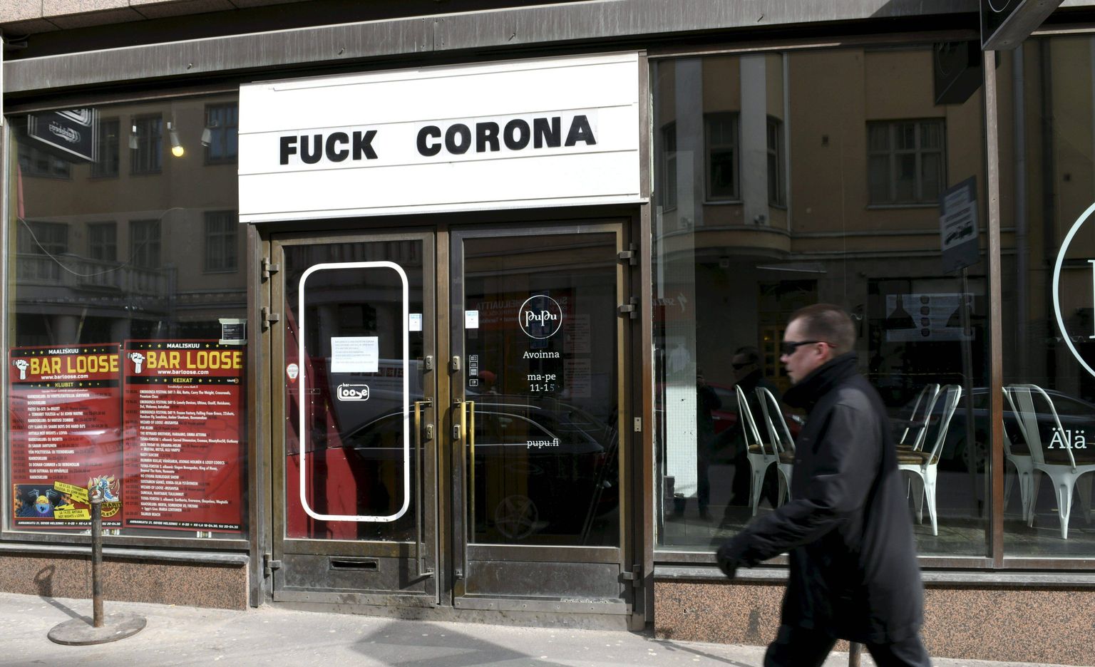 Helsingis uksed sulgenud baar.