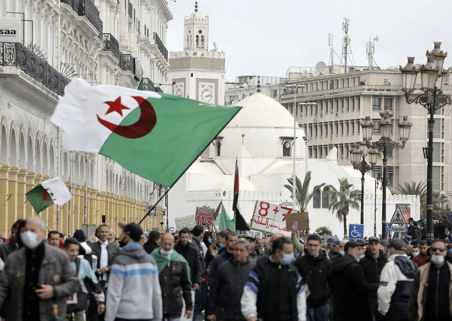 Demokraatialiikumise Hirak meeleavaldus Alžiiris 16. aprillil 2021. Liikumise üks juhtfiguure Karim Tabbou peeti reedel taas kinni.