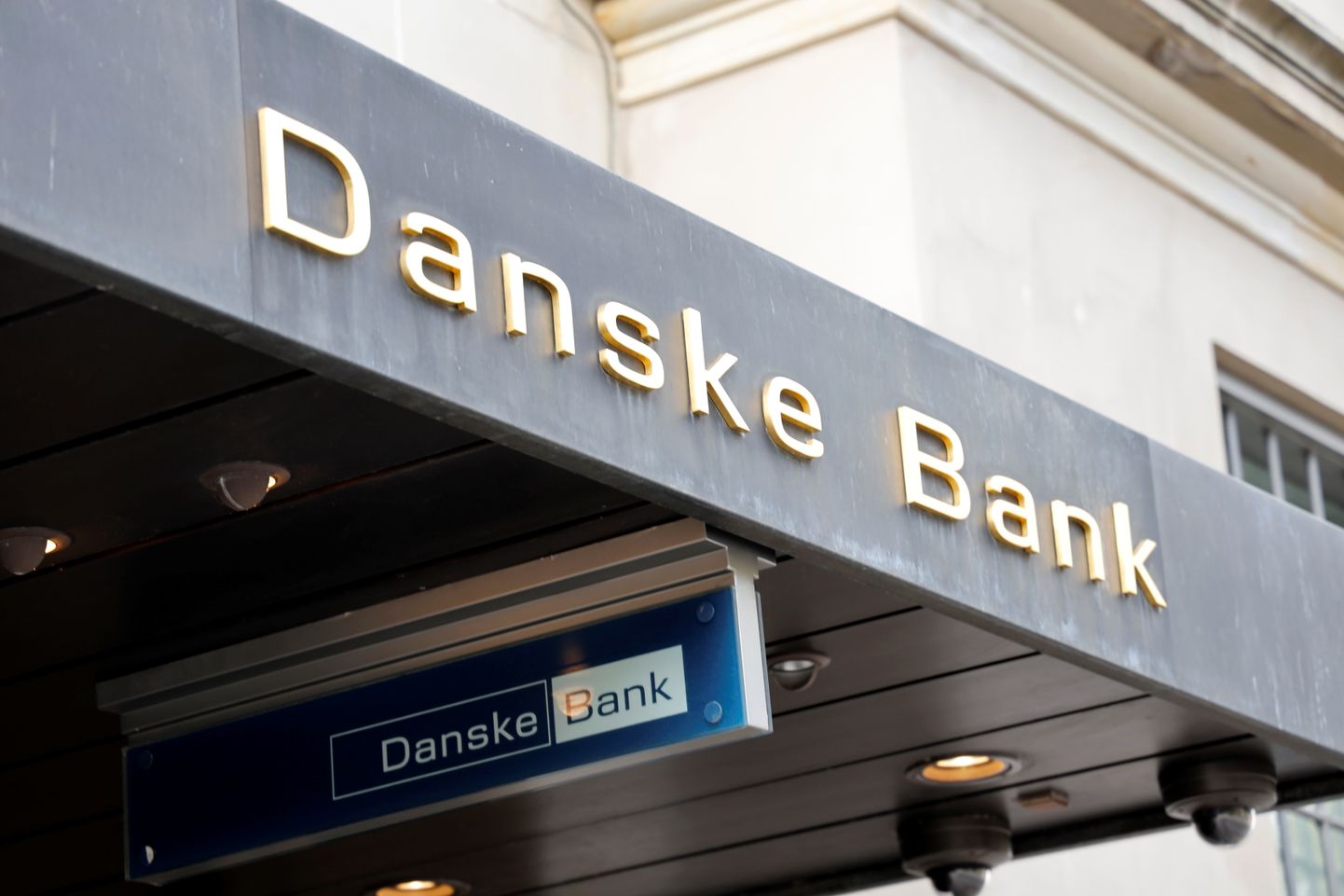 Hollandi võimud kahtlustavad Danske Banki tegevjuht Chris Vogelzangi rahapesuvastaste reeglite rikkumises, mistõttu paneb mees ameti maha.