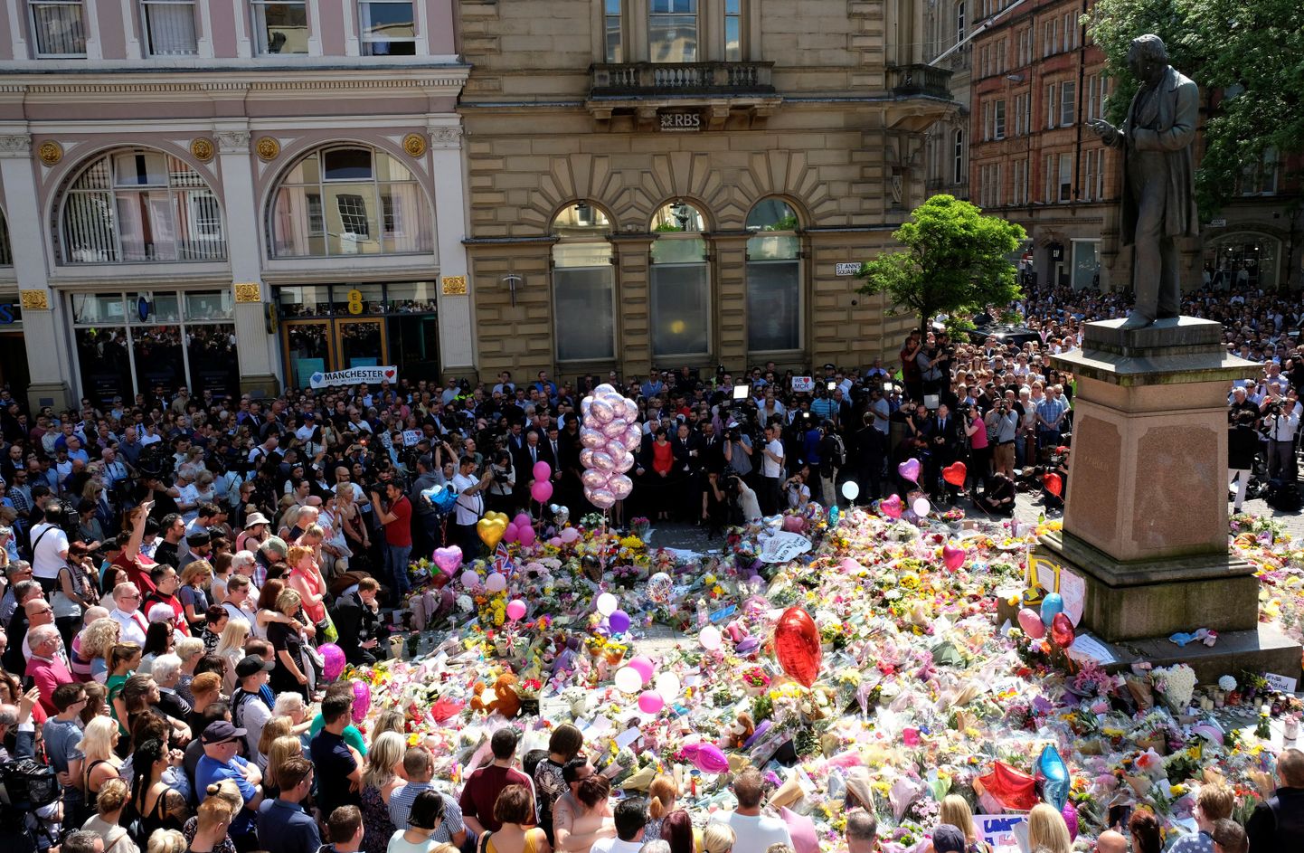 Täna Manchesteris toimunud leinaseisak terrorirünnakuohvrite mälestuseks.