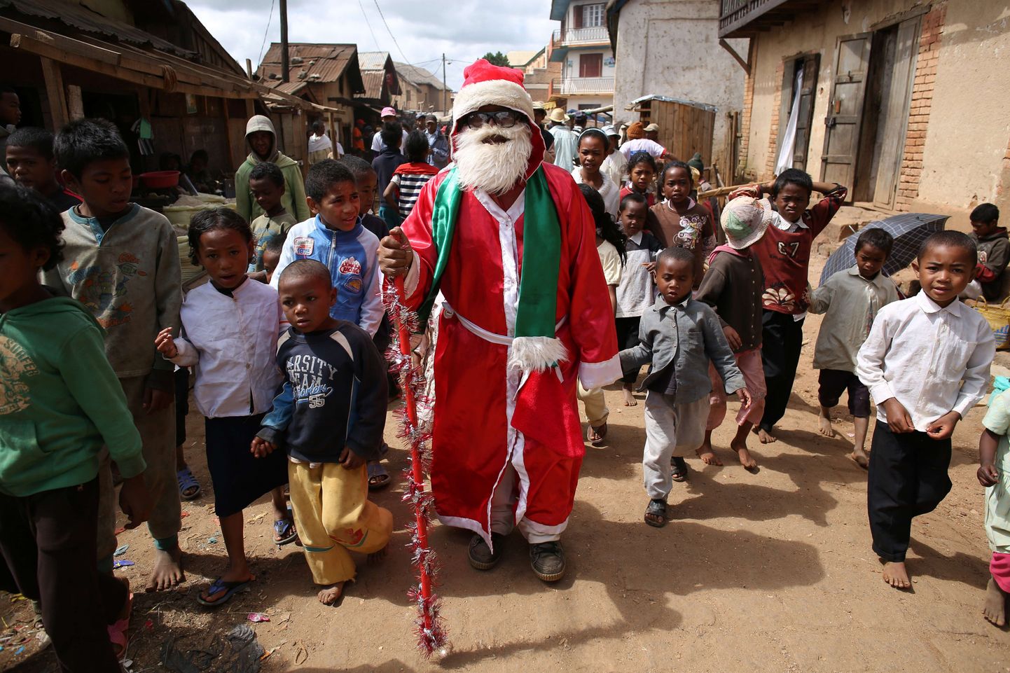 Madagaskaril on aasta läbi soe, kuid jõuluvana paneb sellegipoolest kuue selga ja habeme ette.