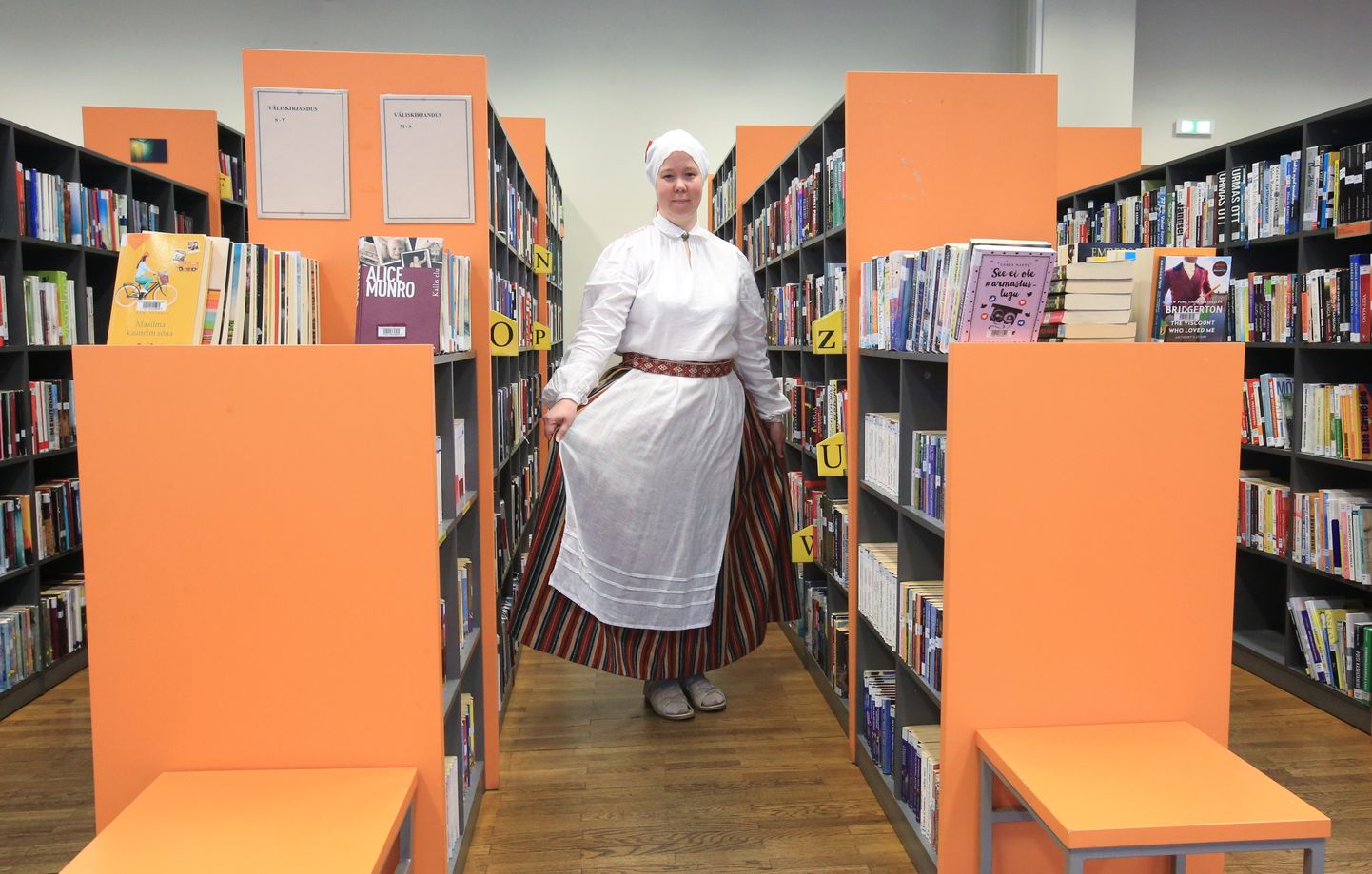 Tammelinna harukogu lugejateenindaja Aimi Tedresalu. Möödunud aasa veebruaris kandsid raamatukoguhoidjad vabariigi sünnipäeva tähistamiseks rahvariideid.