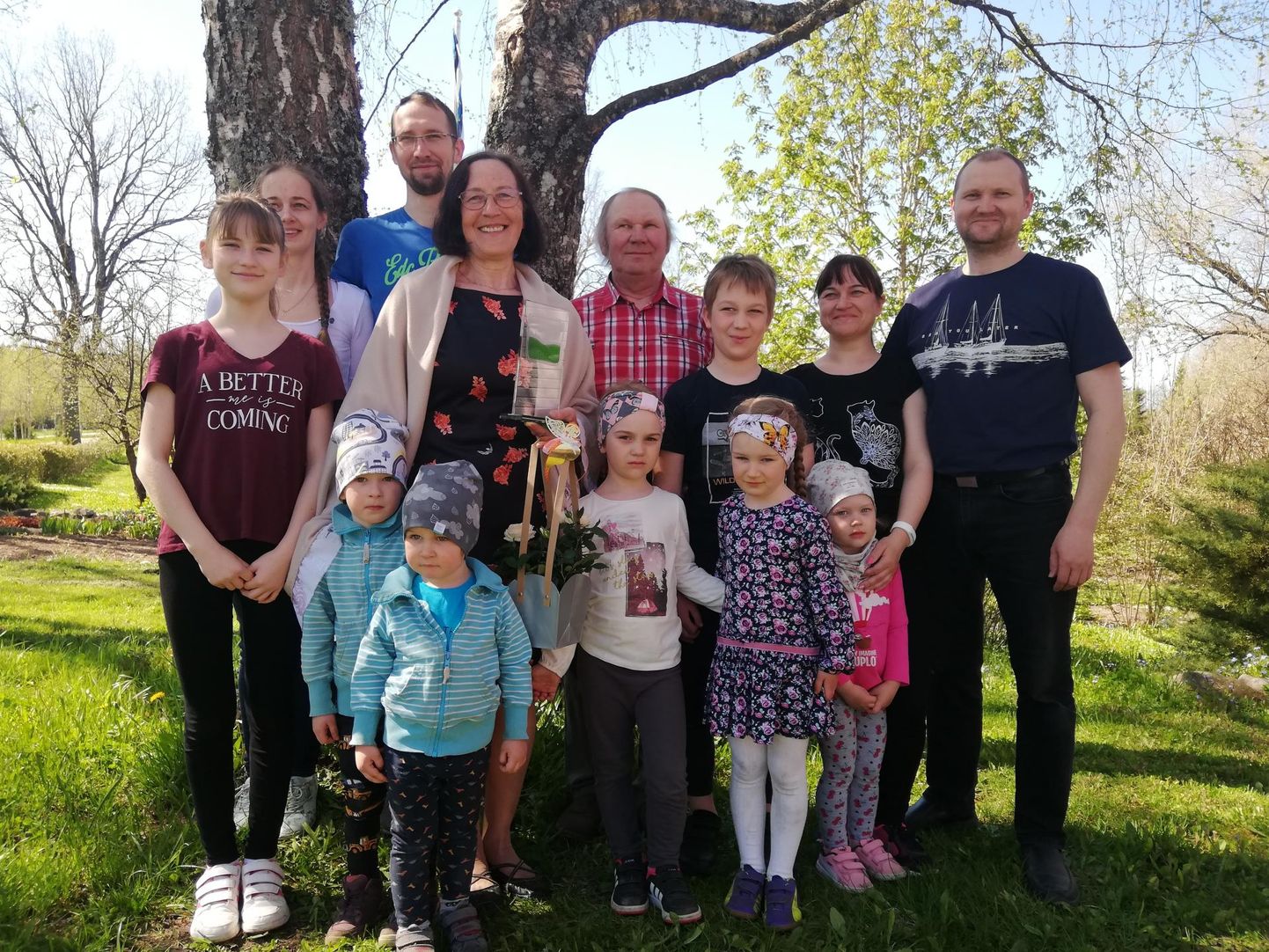 Võru maakonna aasta ema 2020 Mai Kurrikoff koos abikaasa, kahe poja ja lastelastega, kes emal mullusel emadepäeval külas olid.