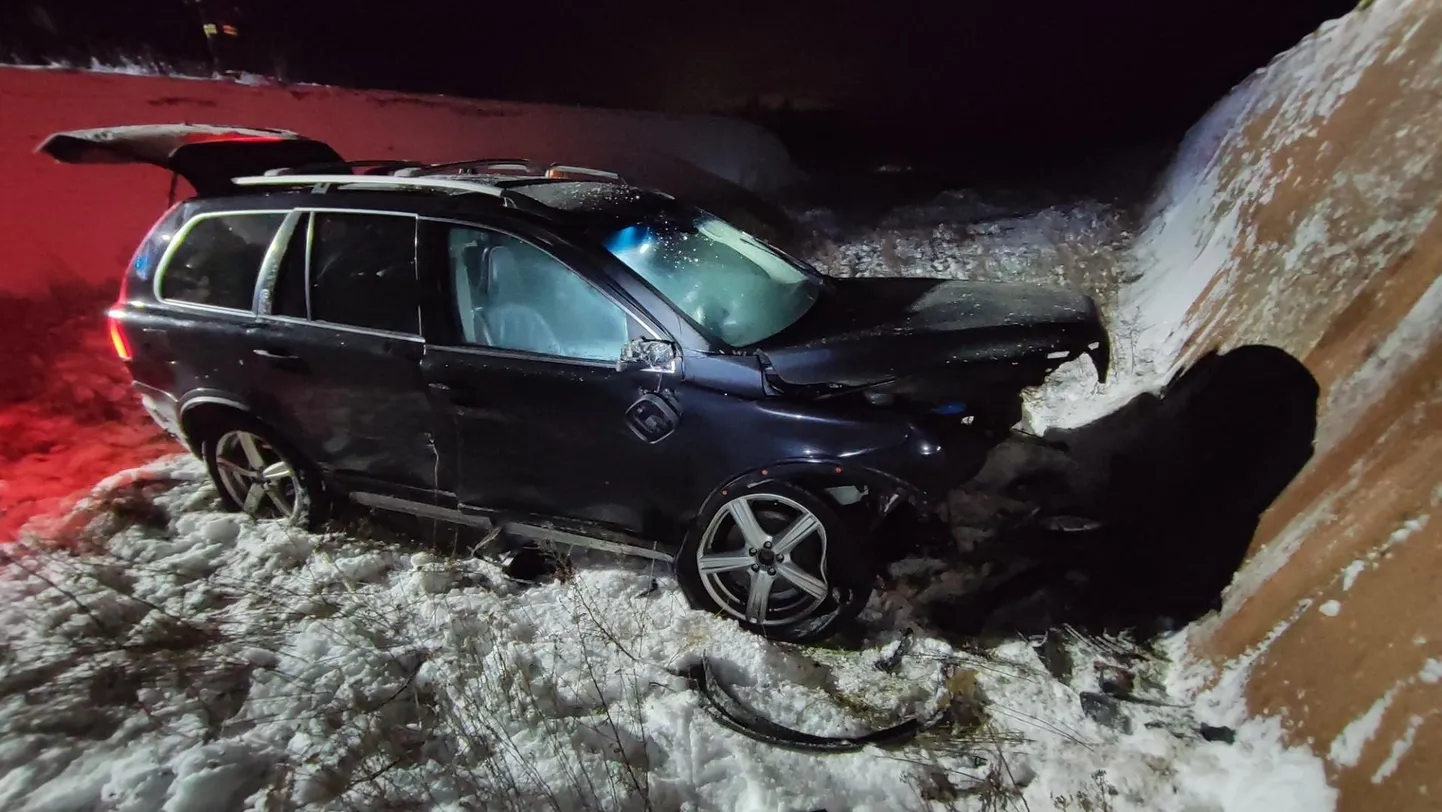 Siloauku sõitnud auto.