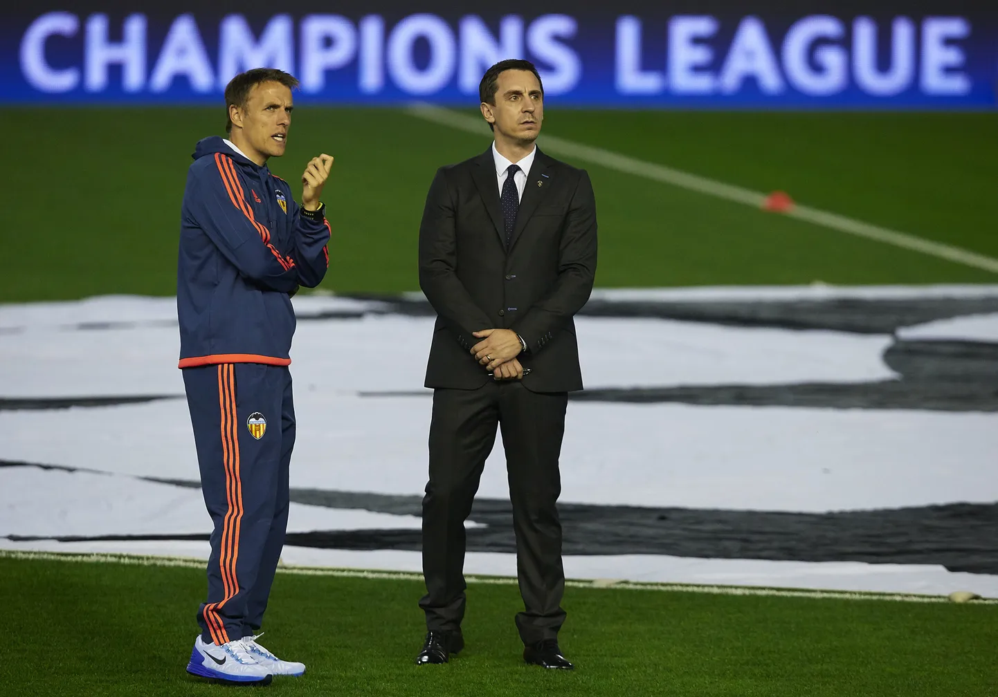 Gary Neville (paremal).