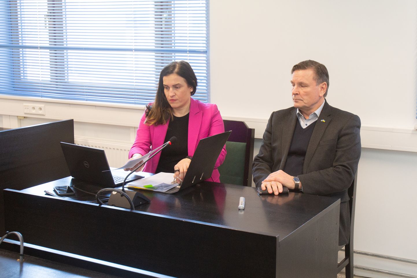 Jaanus Tamkivi koos vandeadvokaat Anneli Aabiga Kuressaare kohtumajas.