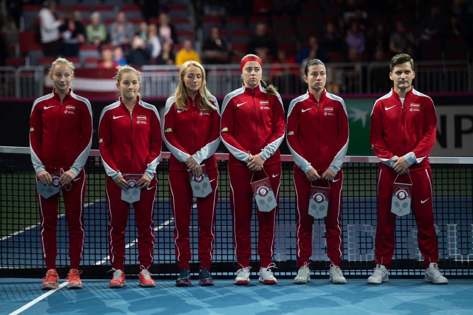 Patrīcija Špaka (no kreisās), Daniela Vismane, Diāna Marcinkēviča, Aļona Ostapenko, Anastasija Sevastova un Adrians Žguns (Latvijas dāmu tenisa izlases kapteinis)