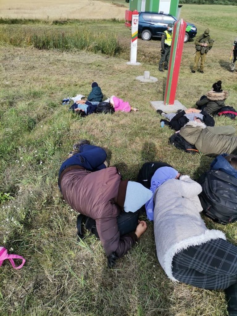 Мигранты на границе.