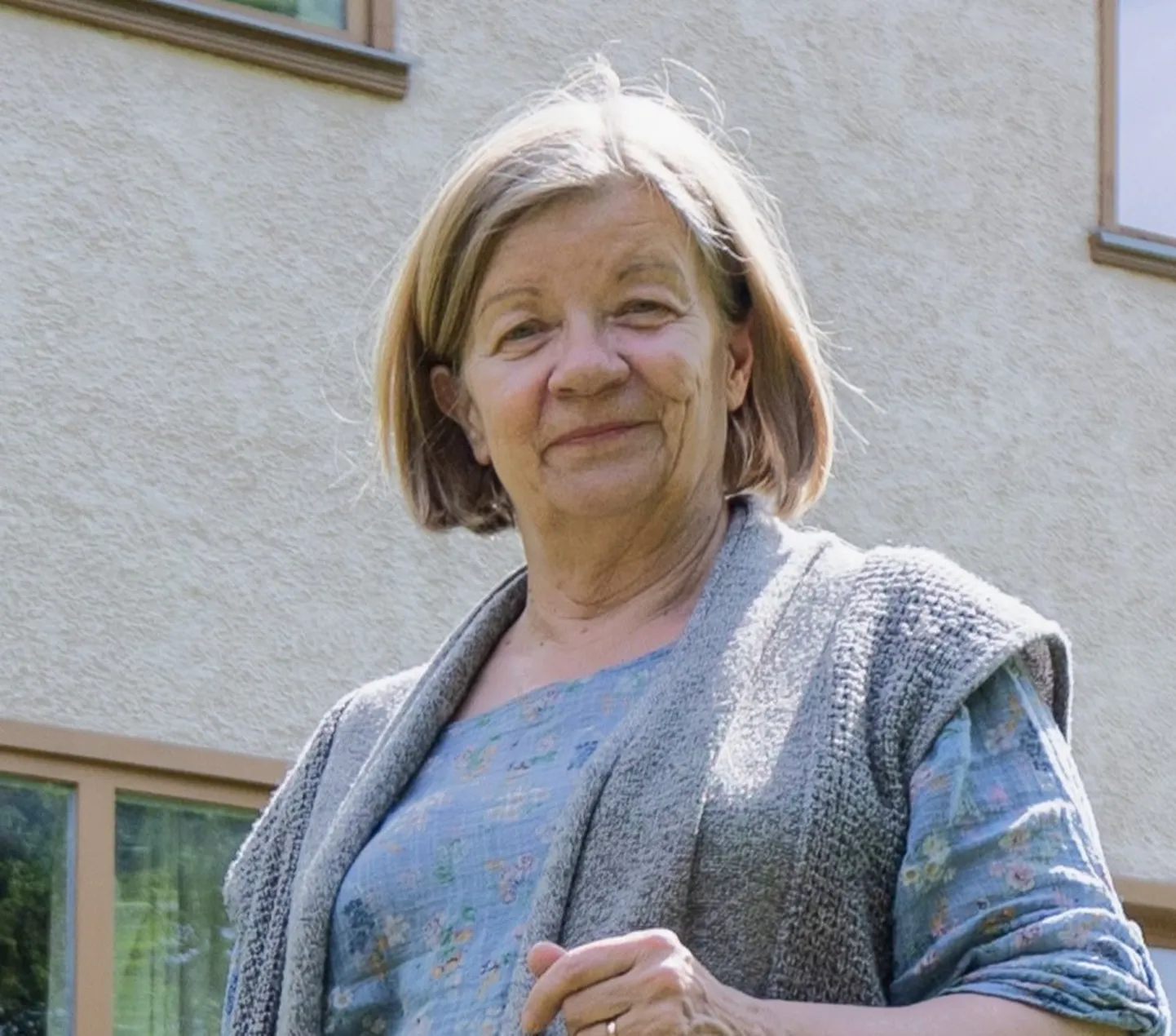 Kersti Unt oma kodumaja aias.
