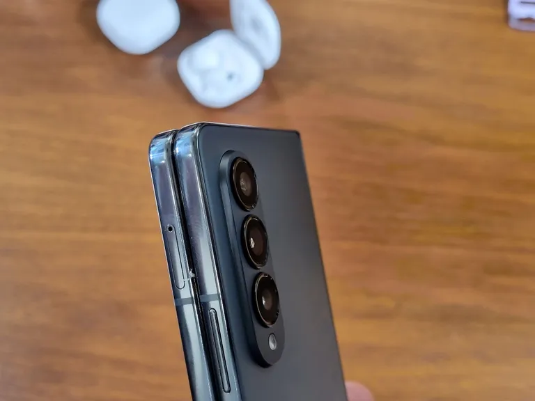 Kokku voldituna on Galaxy Fold4 nagu tavaline nutitelefon, ainult poole paksem.