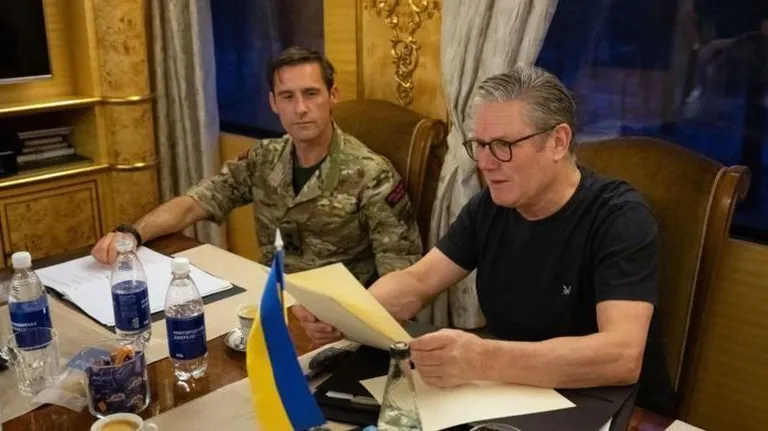Кир Стармер в поезде, который доставил его в Киев