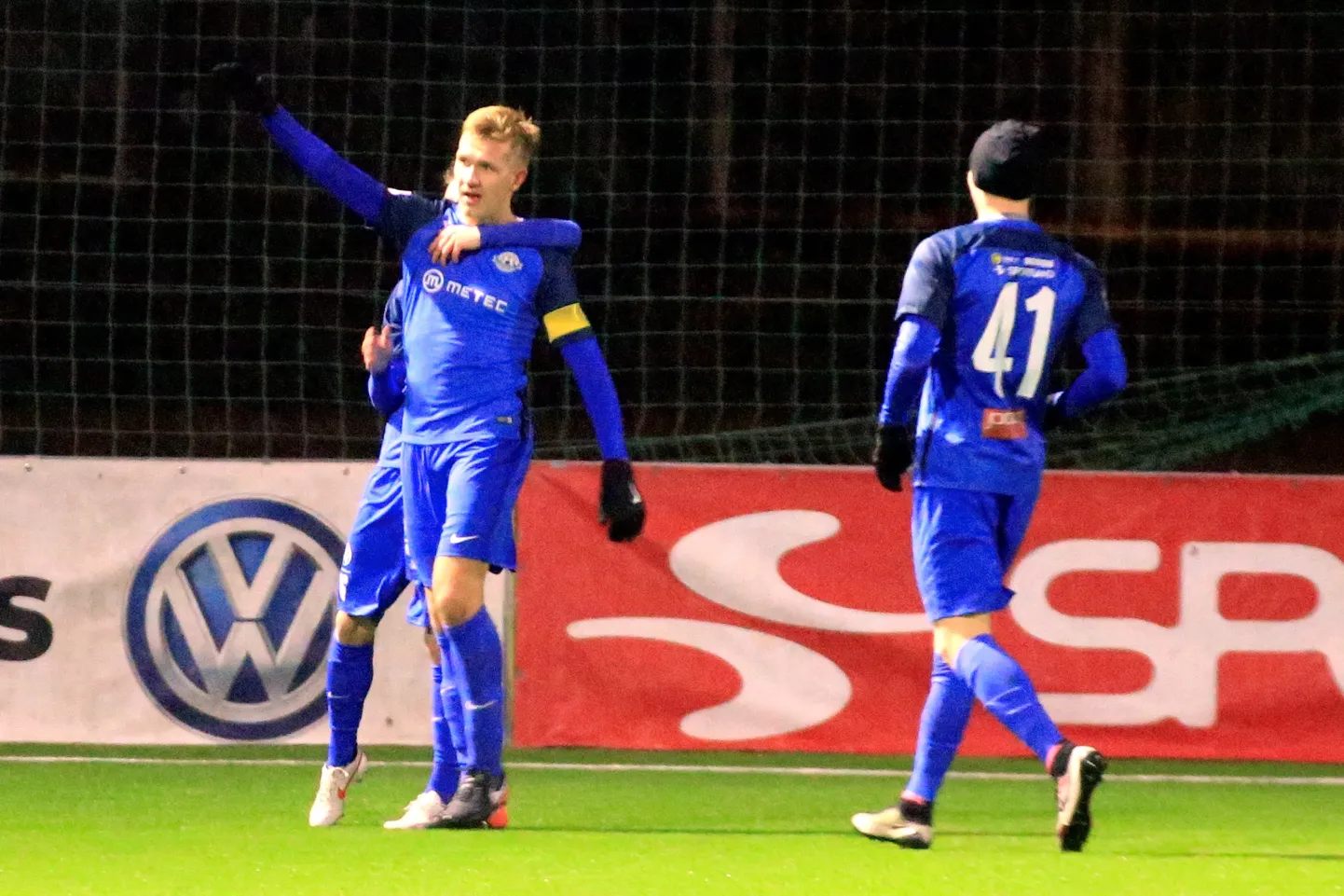 Kaarel Kiidron (vasakul esiplaanil) tähistamas mullu 3. märtsil Tammeka esimest meistriliiga väravat Sepa jalgpallikeskuses, vastaseks valitsev meister FCI. Teatavasti oli just Kiidron üks jalgpallikeskuse rajamise eestvedajatest.