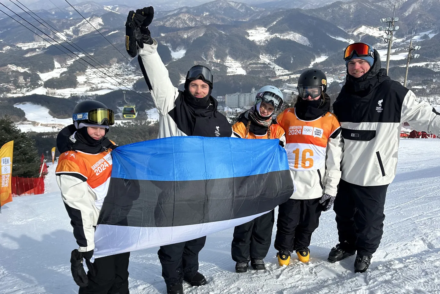 Vasakult: lumelaudur Laura Anga, treener Ranno Maasikmets, lumelaudur Triinu Marta Oiderma, freestyle-suusataja Mirjam Revjagin, treener Karl Kristian Alasi.