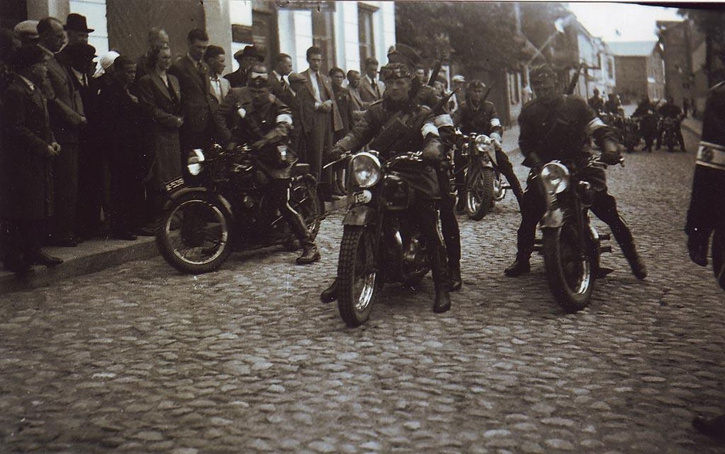 Võidutule kohaleviijad Kaitseliidu Pärnumaa maleva mootorratturid. Aasta on kas 1934 või 1935.