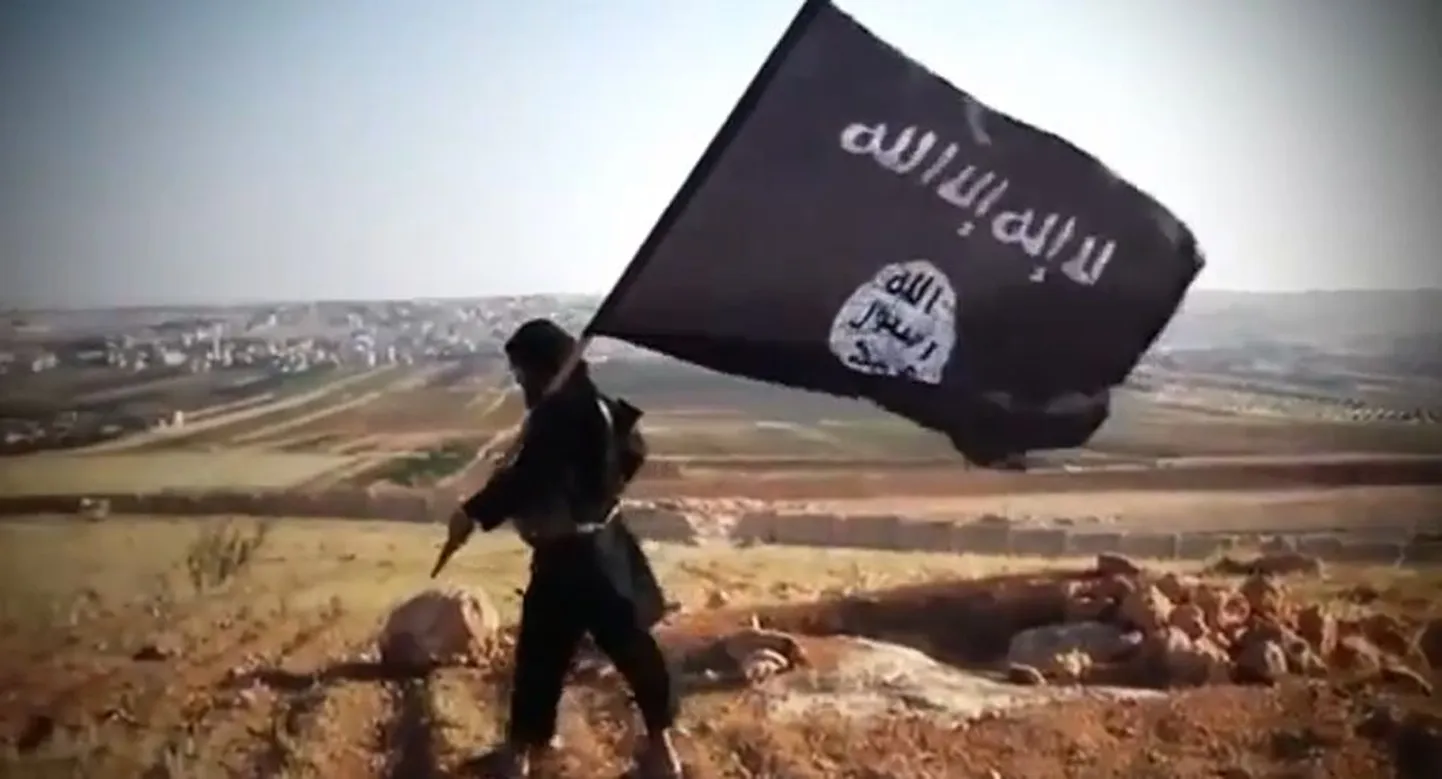 Islamiriigi võitleja lipuga
