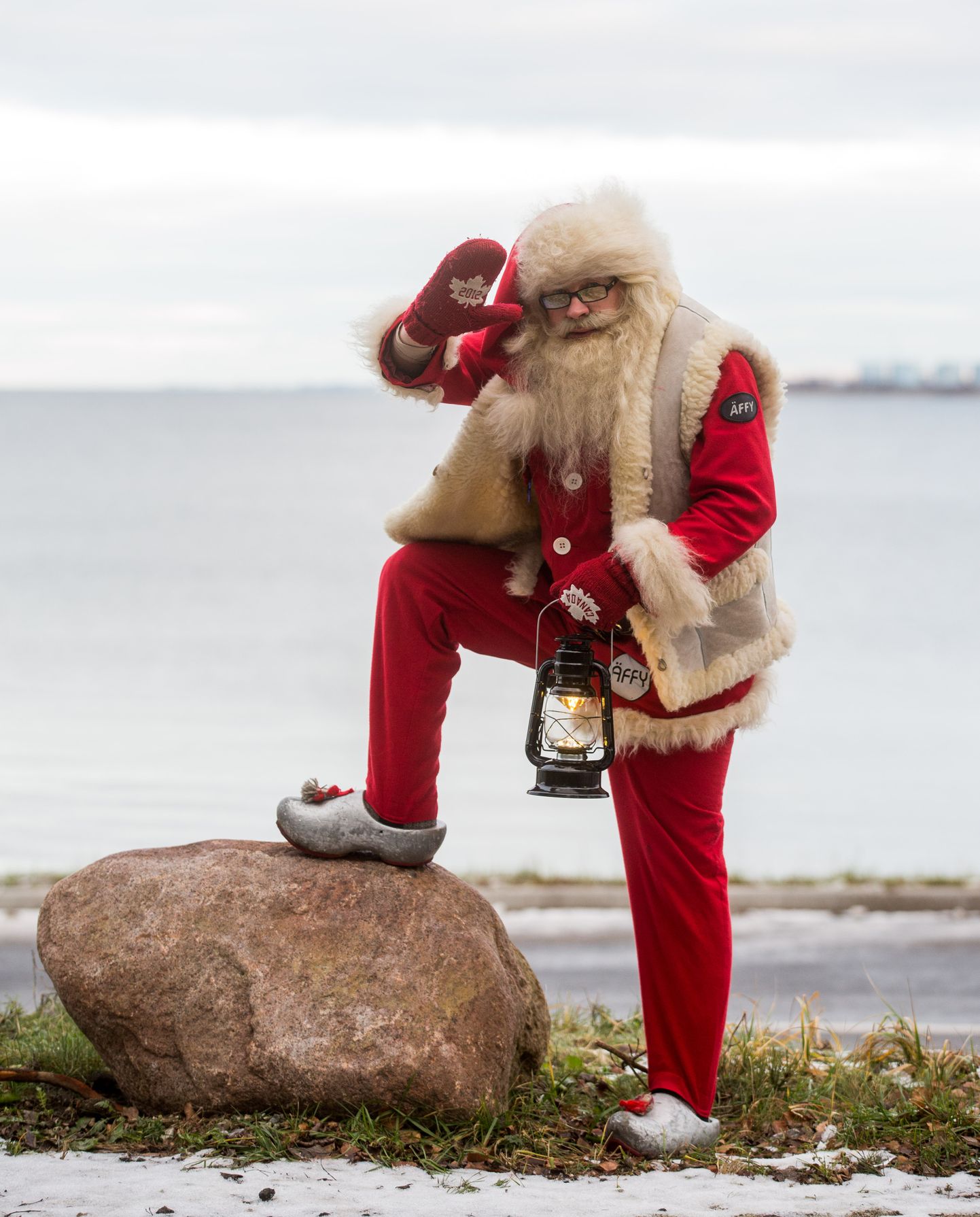 Jõuluvana Äffy end pingelise töö vaheajal Tallinna lahe kaldal tuulutamas. Mõni pere on ta enda juurde tellinud lausa kümneks aastaks ette.