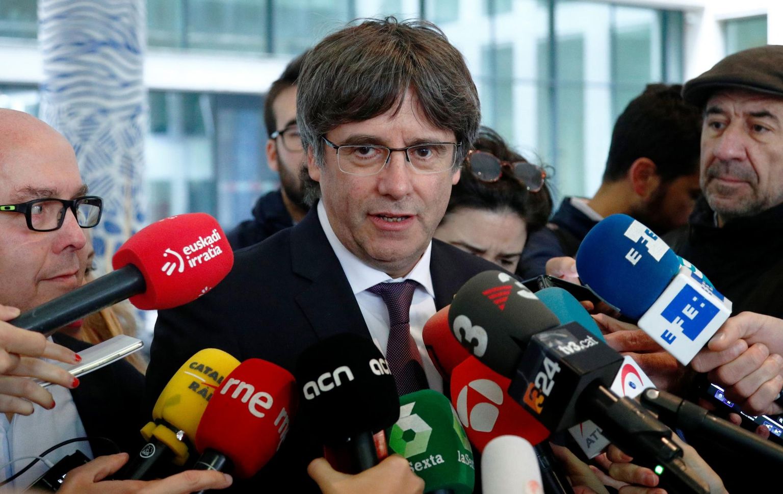 Kataloonia ekspresident Carles Puigdemont lahkumas eile Belgia prokuratuurist, pärast seda, kui ta ise end Brüsseli politsei kätte andis.