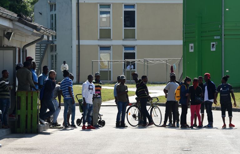 Baieri ümberpaigutuskeskuse  (Bayerisches Transitzentrum) asüülitaotlejad ootavad Manchingi valitsushoone ees.