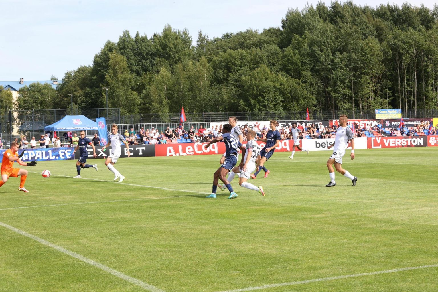 Paide linnameeskond (sinises) alistas Tartu JK Tammeka kindlalt tulemusega 3 : 0.