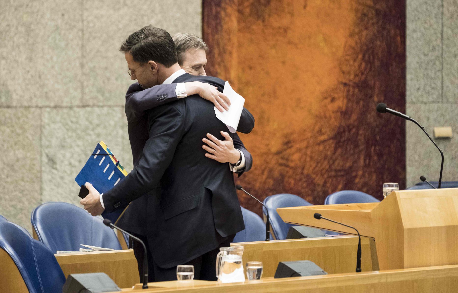 Halbe Zijlstra ja Mark Rutte kaisutavad pärast välisministri lahkumisavalduse esitamist.