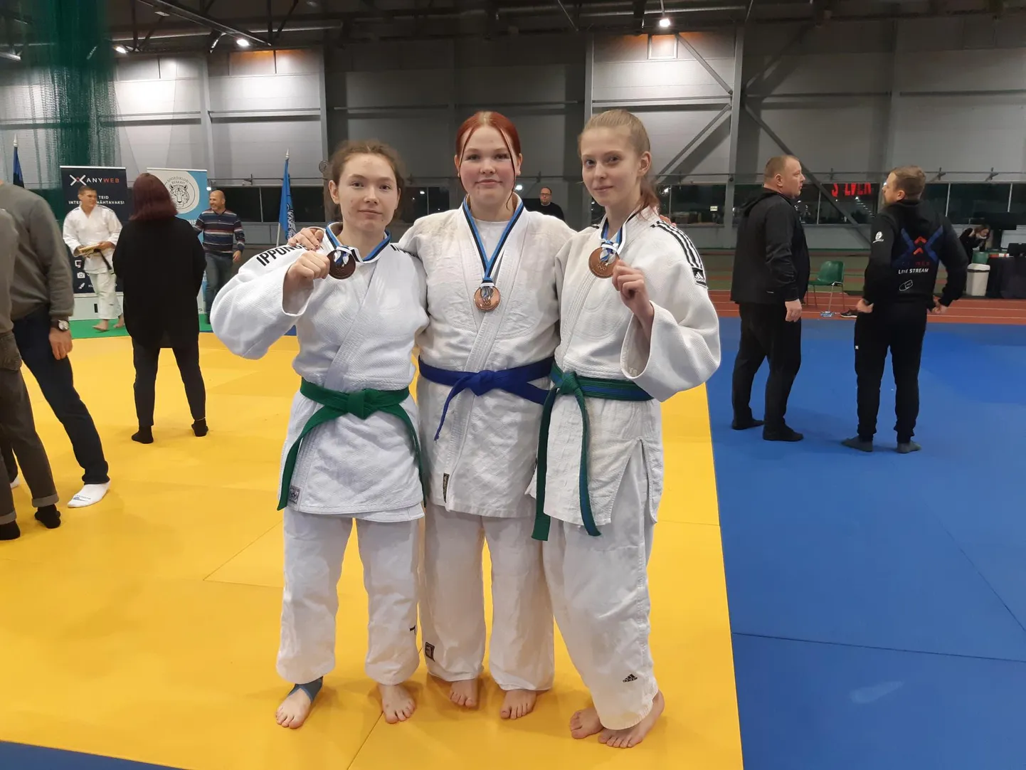 Pronksmedali võitnud Pärnu judoklubi Samurai neiud: Kadi Lõhmus (vasakult), Arnika Ojala ja Merily Kopelmaa.