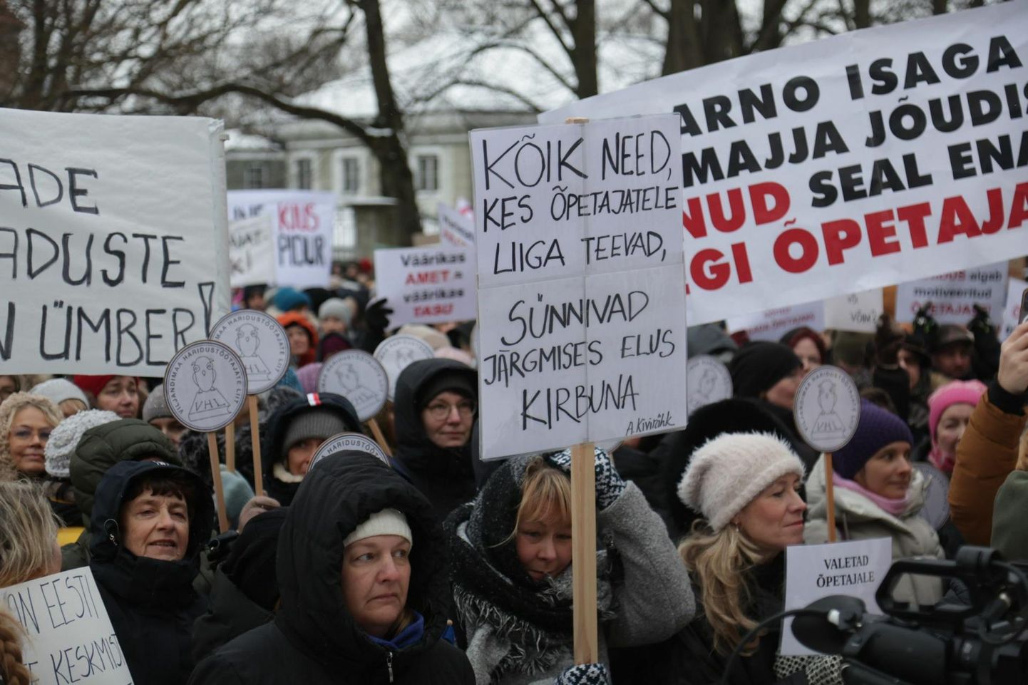 Streigi 1. päev. Haridustöötajad, sealhulgas Viljandimaa õpetajad, nõuavad riigikogu ees kollektiivlepingut.