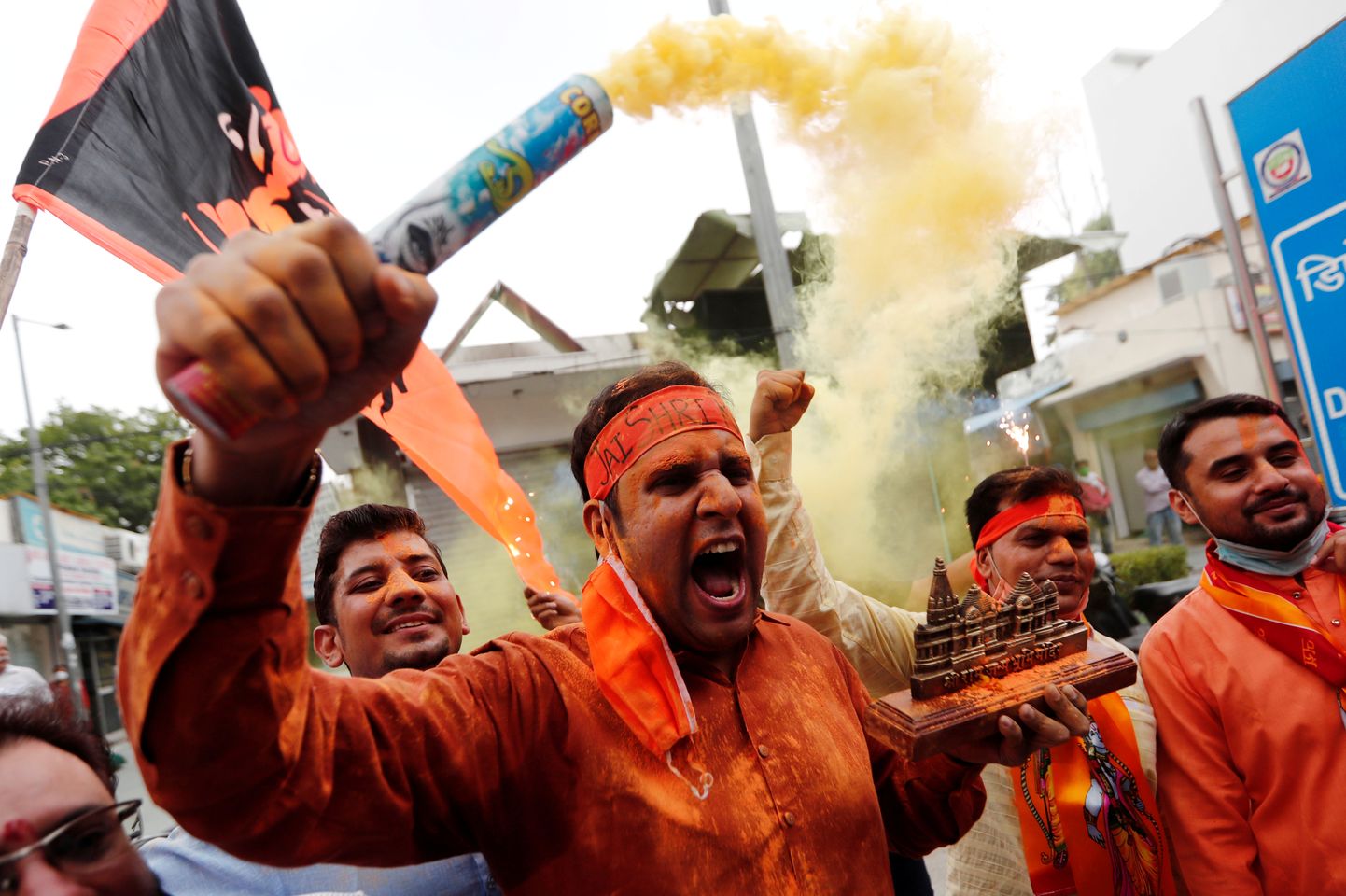 Hindu meeleavaldaja koos jumal Rāmale pühendatud templi maketiga kolmapäeval Delhis. Peaminister Narendra Modi jaoks on pühasse linna Ayodhyasse rajatava templi vundamendi ladumise tseremoonia, mida kantakse telepildi vahendusel otse üle kogu riigi, tema poliitilise karjääri vaieldamatu tipphetk.