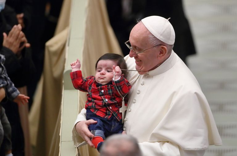 Paavst Franciscus kohtus 21. detsembril Vatikani töötajatega, võttes lapsi sülle ja õnnistades neid.