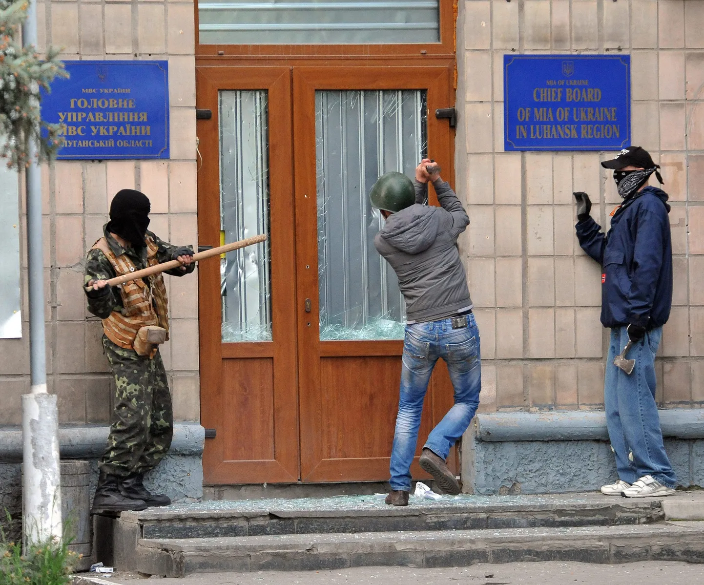 Venemeelsed separatistid Luganski miilitsajaoskonna ees 29. aprillil.
