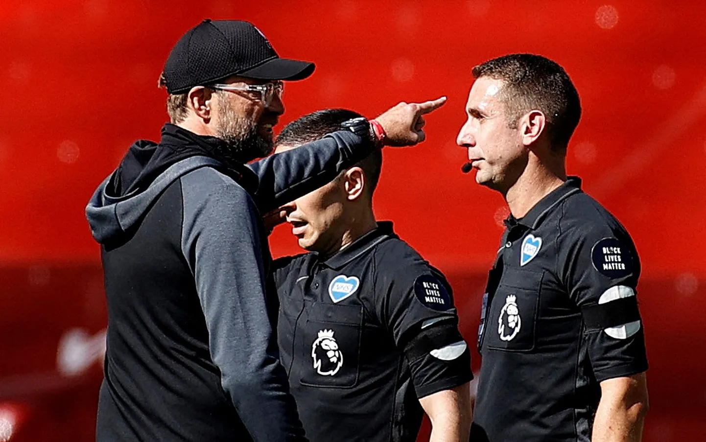 Kurikuulus 2020. aasta juulis toimunud Liverpooli ja Burnley mäng, mille järel Jürgen Klopp (vasakul) oli väga kriitiline kohtunik David Coote'i (paremal) vastu.