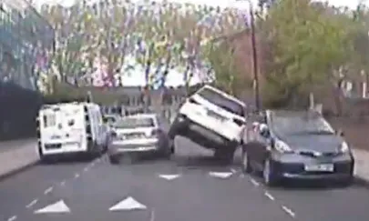 Põgenedes rammisid jõhkardid parkivat autot.