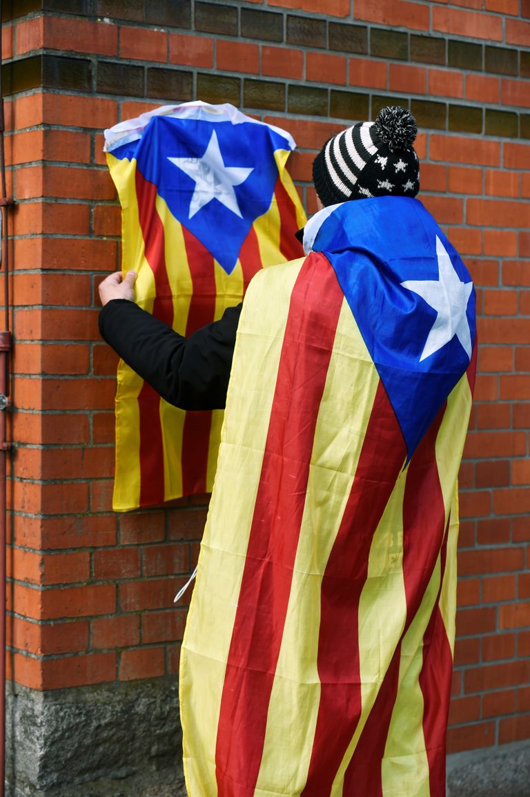 Puigdemonti toetaja kinnitamas Neumünsteri vangla juurde Kataloonia lippu.