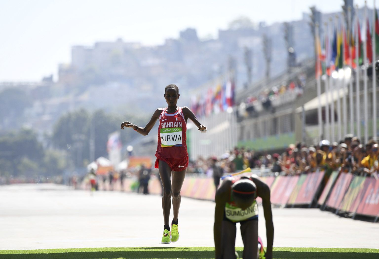 Keenia jooksja, 45 kilo kaaluv Jemima Sumgong on pärast võitu Rio olümpia maratonil langenud põlvili. Teisena lõpetab Bahreini esindav Keenia päritolu Eunice Kirwa, kes kaalub 49 kilo. Eelmisel nädalal jäi Sumgong vahele dopingu tarvitamisega.