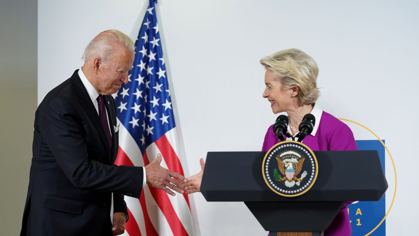 USA president Joe Biden ning Euroopa Komisjoni president Ursula von der Leyen surumas käed, olles äsja G20 kohtumisel pidanud läbirääkimisi vastastike tollimaksude kaotamise üle.