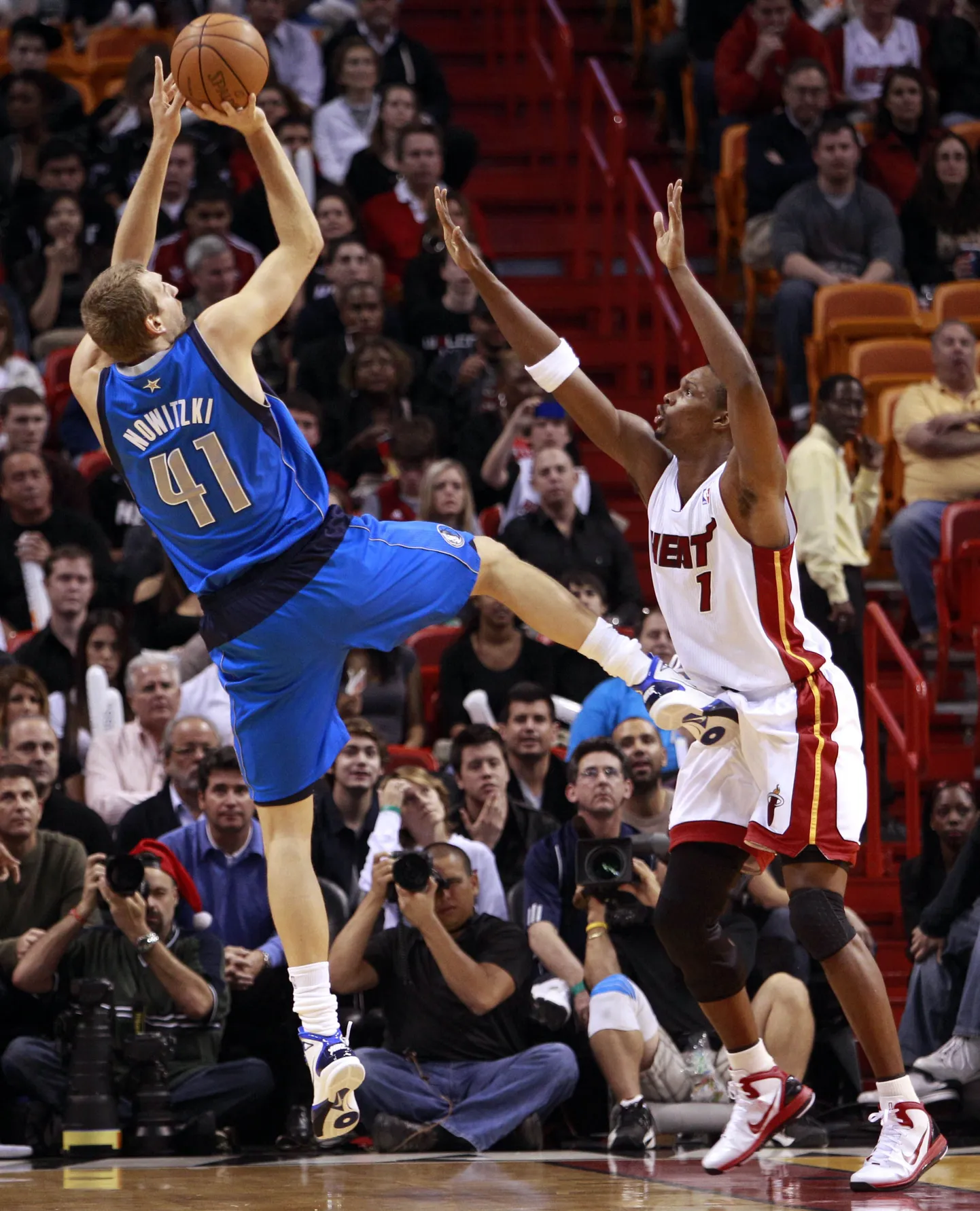 Chris Bosh (paremal) üritab takistada Dallase tähtmängija Dirk Nowitzki viset.