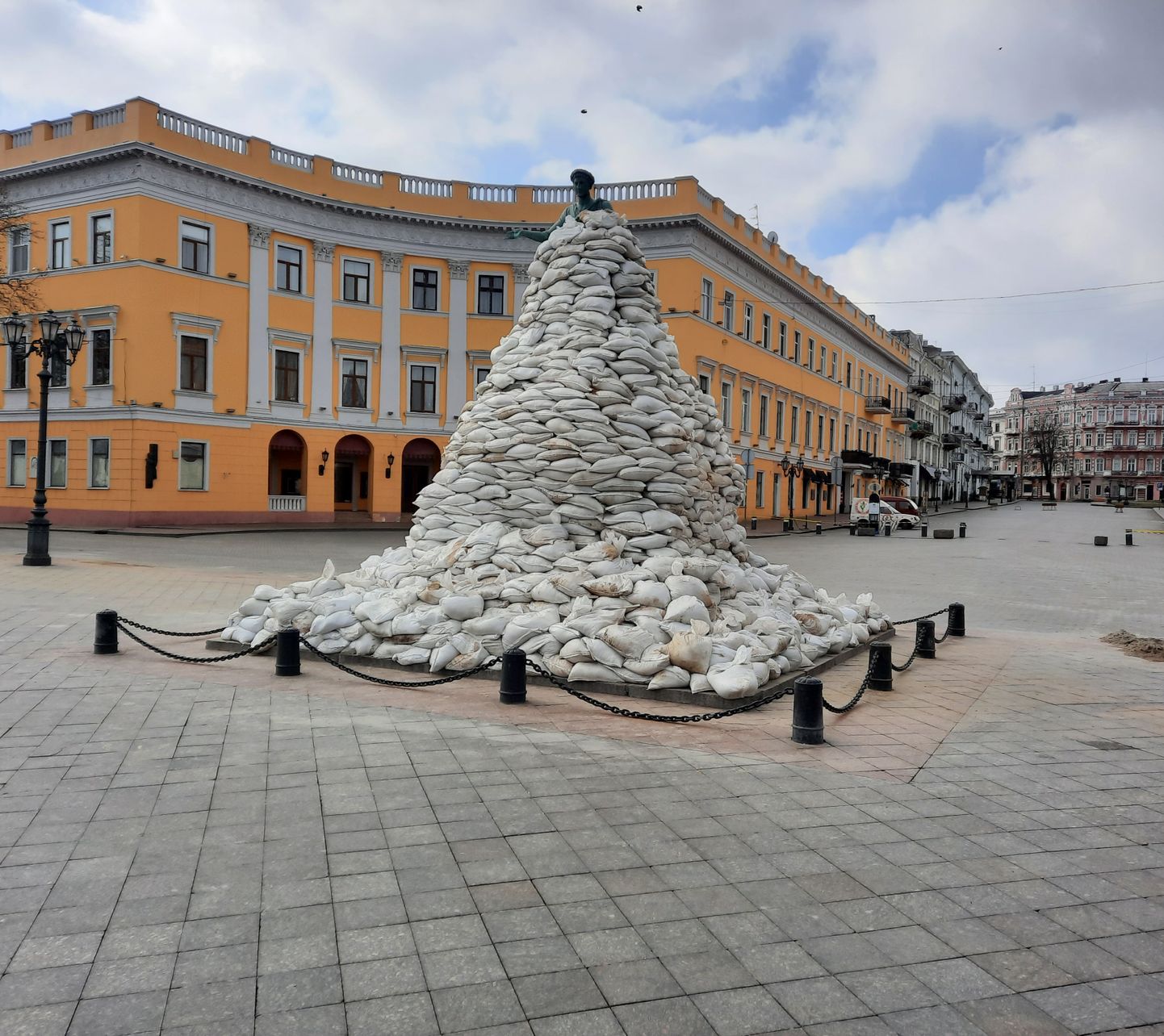 Памятник дюку де Ришелье в Одессе обложили мешками.