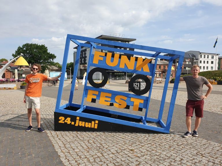 Kasseti sättisid Funkfesti auks Rakvere Keskväljakule Mikael Ristmets (vasakul) ja Johannes Pihlak.