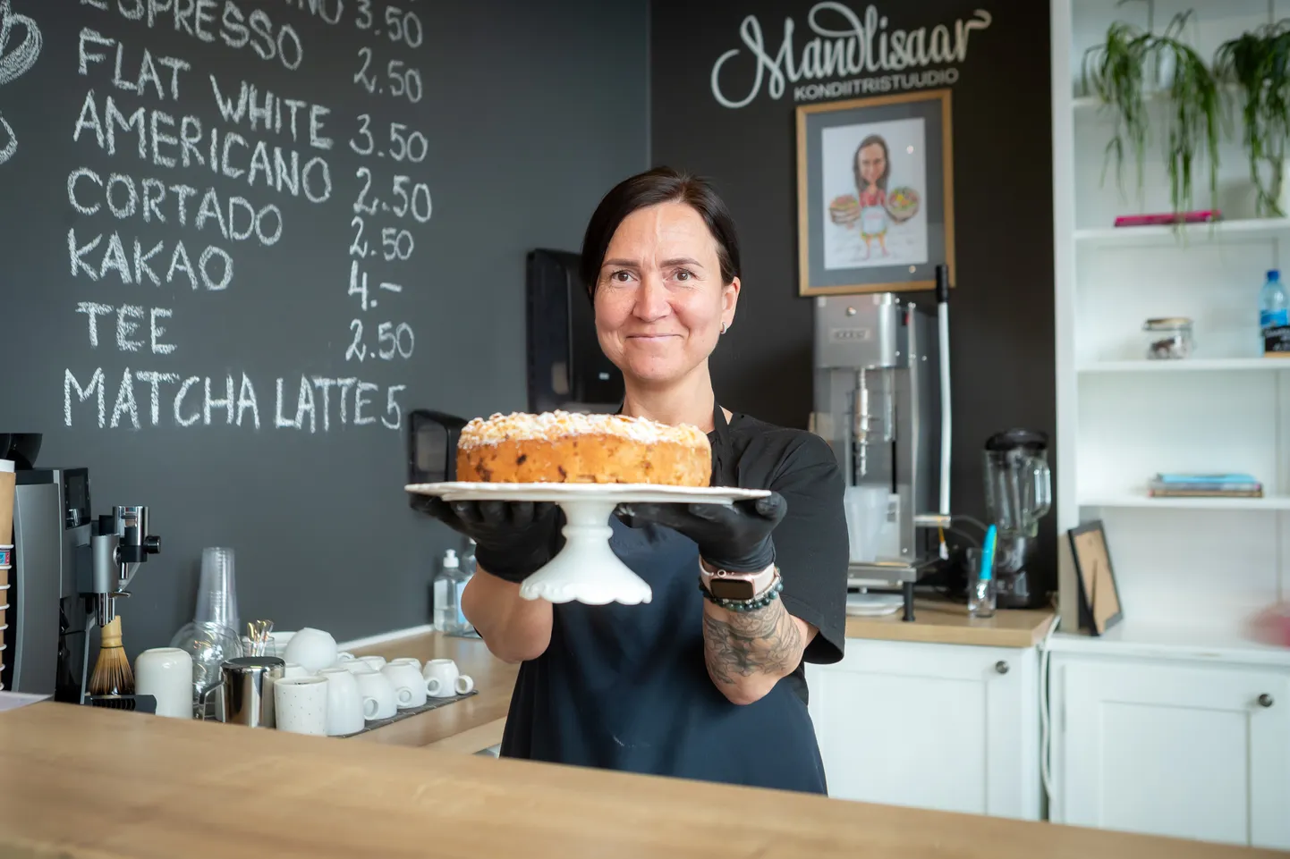 “Seda kooki on väga lihtne teha. Näete, kui vähe koostisaineid selleks tarvis on!” märgib Mandlisaare perenaine Dagmar Soosaar.