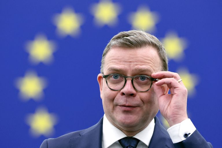 В дни масштабной забастовки в Финляндии премьер Петтери Орпо предпочитает всматриваться в сторону слушателей дебатов «Это Европа», которые проходят в Европейском парламенте в Страсбурге, Франция, 13 марта 2024 года.